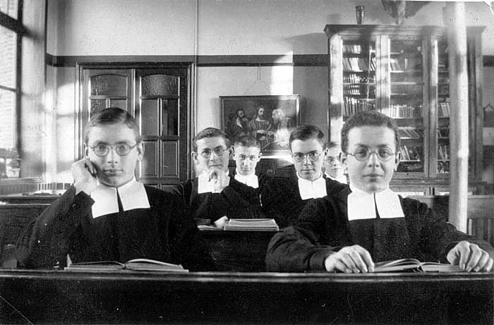 Eerstejaars cursisten van het internaat in Baarle-Nassau, 1935 (bron: Erfgoedcentrum Nederlands Kloosterleven, coll. Broeders van de Christelijke Scholen, nr. 194014)