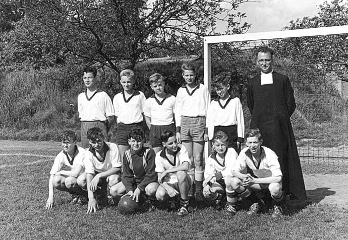 1. Het voetbalelftal van enkele juvenisten, vermoedelijk 1960. Op de achtergrond de schuilkelder. Hierin werd het fruit bewaard.