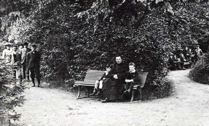 Een Broeder van Liefde met leerlingen in de tuin van Pensionaat Eikenburg, 1904-1906 (foto: collectie Regionaal Historisch Centrum Eindhoven 188)