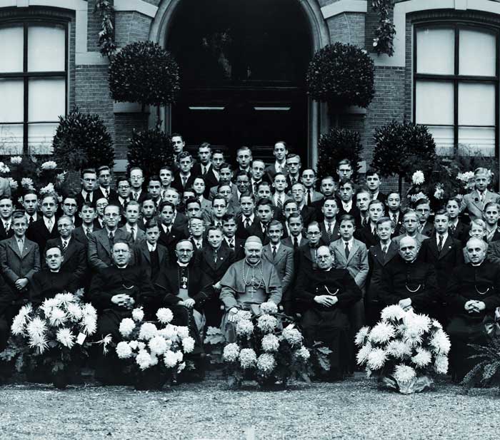 Docenten en priesterstudenten op de foto met mgr. Hopmans, de bisschop van Breda, bij het 65-jarig jubileum van IJpelaar, 1943 (foto: collectie Stadsarchief Breda 20130540)