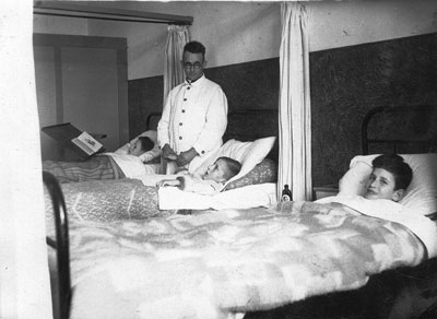 Broeder Edward, de ziekenoppasser, ca. 1947 (foto: collectie Erfgoedcentrum Nederlands Kloosterleven 208255)