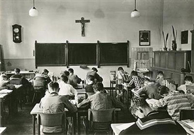 Leerlingen van Saint Louis in de studiezaal (foto: Louis van Paridon, collectie Katholiek Documentatie Centrum 7B1730)