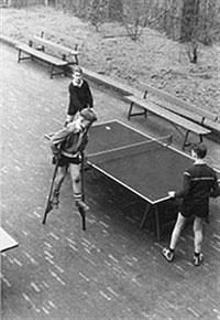 Juvenisten in hun vrije tijd: steltlopen of een potje tafeltennis (foto: collectie Katholiek Documentatie Centrum 7b260)