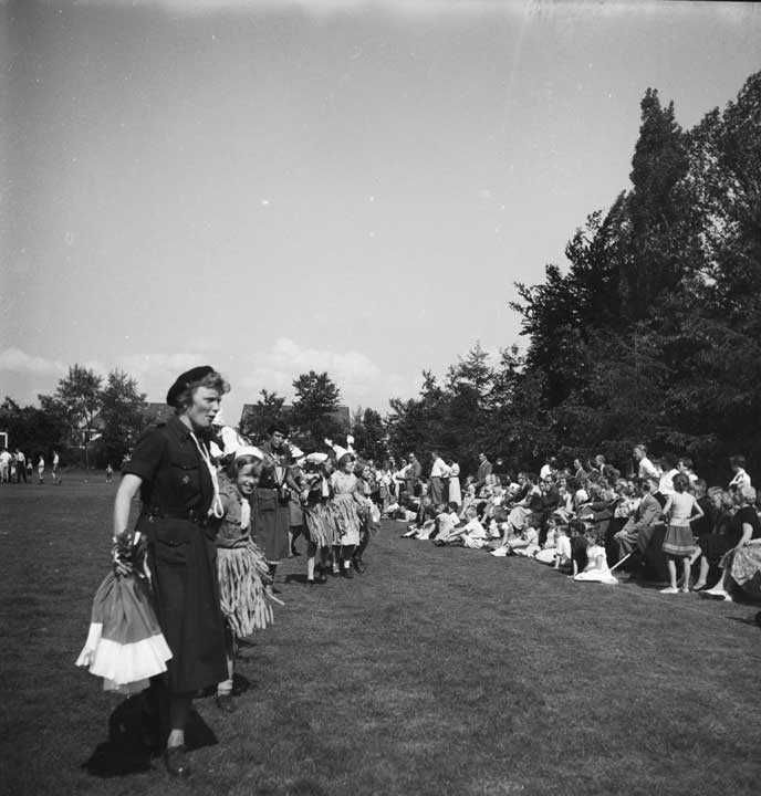 Viering van het eerste lustrum van de Jeugdcentrale, 24 juni 1955 (Foto: Fotopersbureau Het Zuiden. Bron: BHIC, fotonummer 1634-009539) 