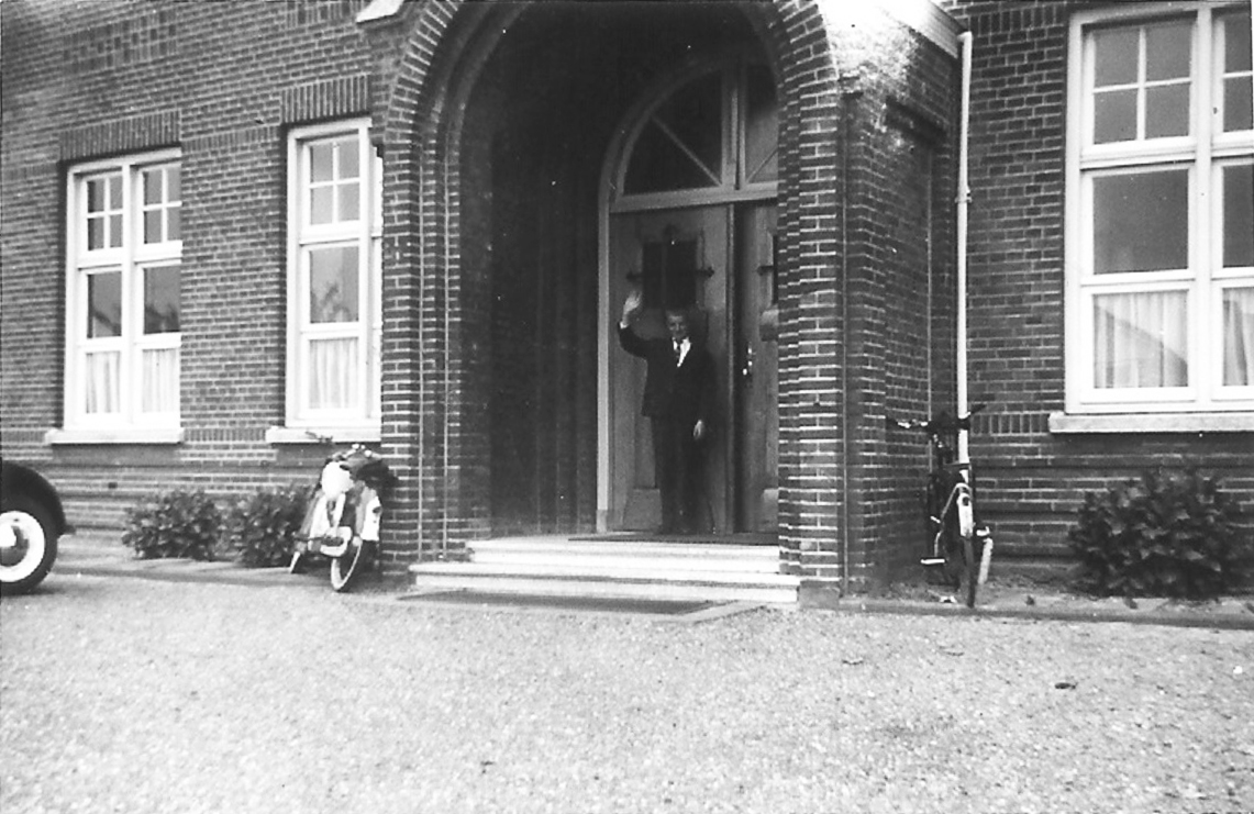 1. Hoofdingang, 1961, met in de deuropening Piet van Kaam
