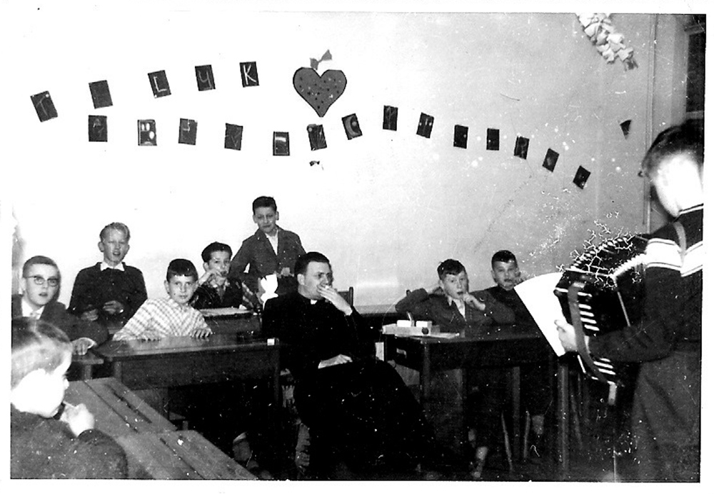 2. De klas van pater Bergman (de eerste klas) tijdens een verjaardagsfeestje van de pater