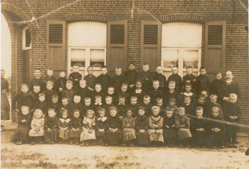 Leerlingen bij het café aan de Hooiberg, tevens noodschool en noodkerk, 1915 (bron: heemkunderking Amalia van Solms)