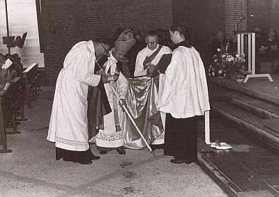 Bisschop Bekkers wijdt de kerk, 1964 (foto: Fotostudio Jan Waarma, Collectie BHIC)