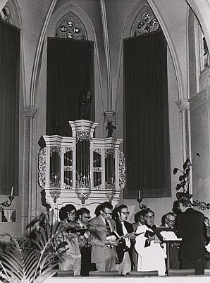 Het mannenkoor in de kerk, 1977 (foto: Collectie BHIC)
