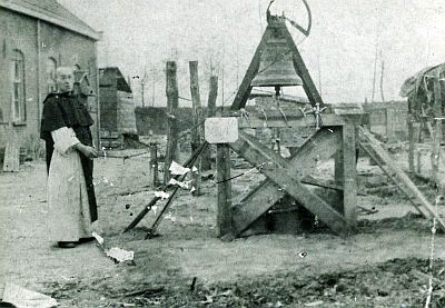 Na de stormramp werd de klok geluid met behulp van een provisorische klokkenstoel, 1925 (Collectie BHIC)