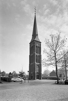 De toren van de kerk uit 1893 (foto: Kris Roderburg, 2002. Bron: Collectie Rijksdienst voor het Cultureel Erfgoed 345.230)