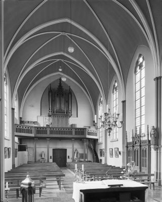 Interieur van de Petruskerk, met het orgel van Smits (foto: A.J. v.d. Wal, 1994. Bron: Collectie Rijksdienst Cultureel Erfgoed 308.883)