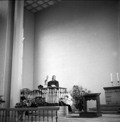 Mgr. Mutsaerts wijdt de kerk, 1955 (foto: BHIC, Collectie Fotopersbureau Het Zuiden)