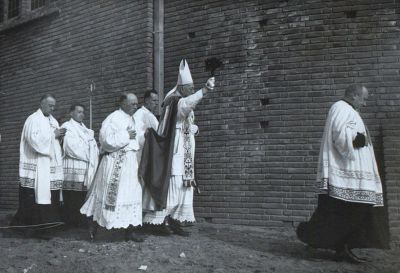 Mgr. Diepen wijdt het nieuwe kerkgebouw in, 1931 (foto: Collectie BHIC)