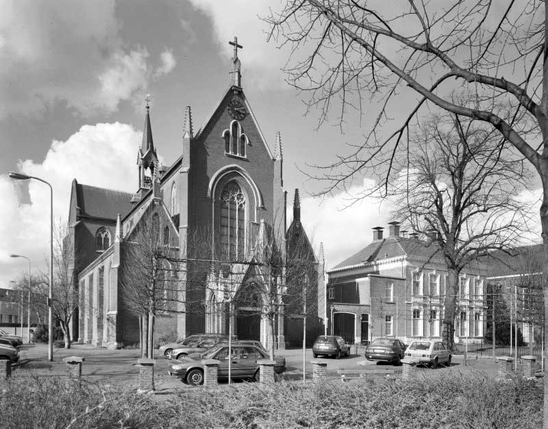 De kerk en de priorij aan De Schans (foto: Paul van Galen, 2001. Bron: Collectie Rijksdienst voor het Cultureel Erfgoed 333.492)