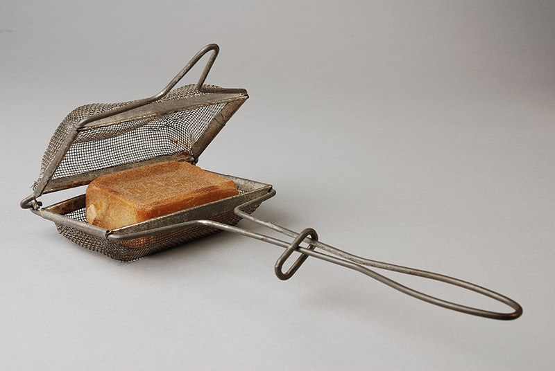 Zeepklopper met stukje zeep (bron: Museum Rotterdam. CC BY-SA 3.0)