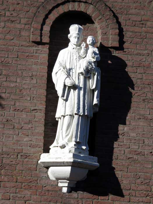 Van het Fraterhuis is alleen het gevelbeeld bewaard gebleven aan de Kerkstraat (foto: BHIC / Frans van de Pol, 2016)