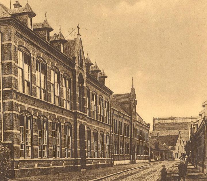 Oss, Sint-Leonardusgesticht, met links de meisjesschool Sint Rafaël 1915. Foto: Stadsarchief Oss, fotonr. BCO010083