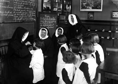 Onderwijs aan de meisjes (foto: Fotopersbureau Het Zuiden, 1935. Bron: collectie BHIC)