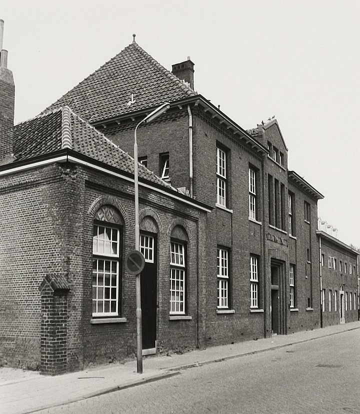 Het Sint Antoniusgesticht (Huize Maria) aan de Westerstraat 4 in Dinteloord, c. 1950. Foto: BHIC, fotonr. PNB001014420.