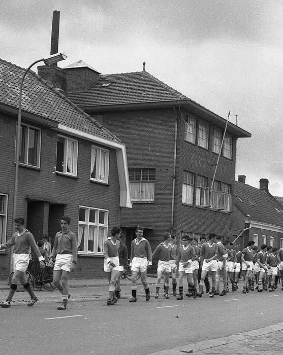 Deelners aan het schoolvoetbaltoernooi Lou Wolters trofee op de Leenderweg, 1960. Het grote pand in het midden was het klooster (collectie heemkundekring Weerderheem, fotonr. 24630)