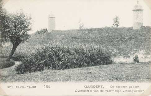 De Steenen Poppen, een dam in de Buitengracht, tevens een deel van de vestingversterkingen. De Poppen of Monniken dienden om eventuele vijanden de toegang tot de stad te bemoeilijken, 1910