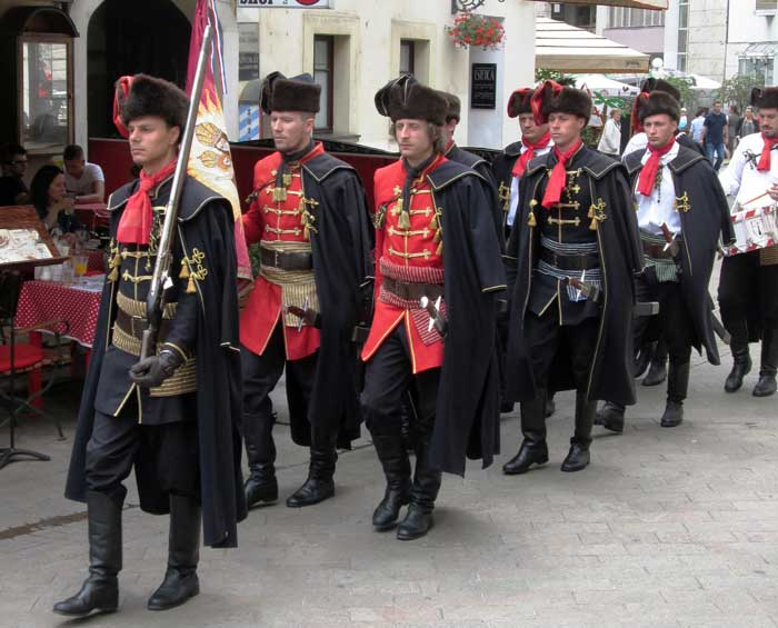 Het Kroatische Regiment in Zagreb, gekleed als de Kroatische soldaten in de Dertigjarige Oorlog (bron: Wikimedia Commons)
