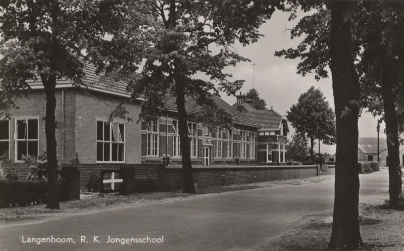 Voormalige R.K. Jozef Jongensschool aan de Dorpsstraat in Langenboom. Ca. 1965.