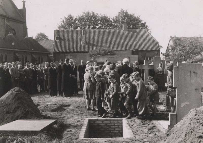 Begrafenis van pastoor Smijers, 1956 (foto: Jan Waarma. Bron: BHIC fotonr. LED0041)
