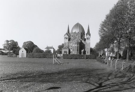 De R.K. kerk te Lierop, gebouwd in 1890-1892 (Collectie PNB, 1991)