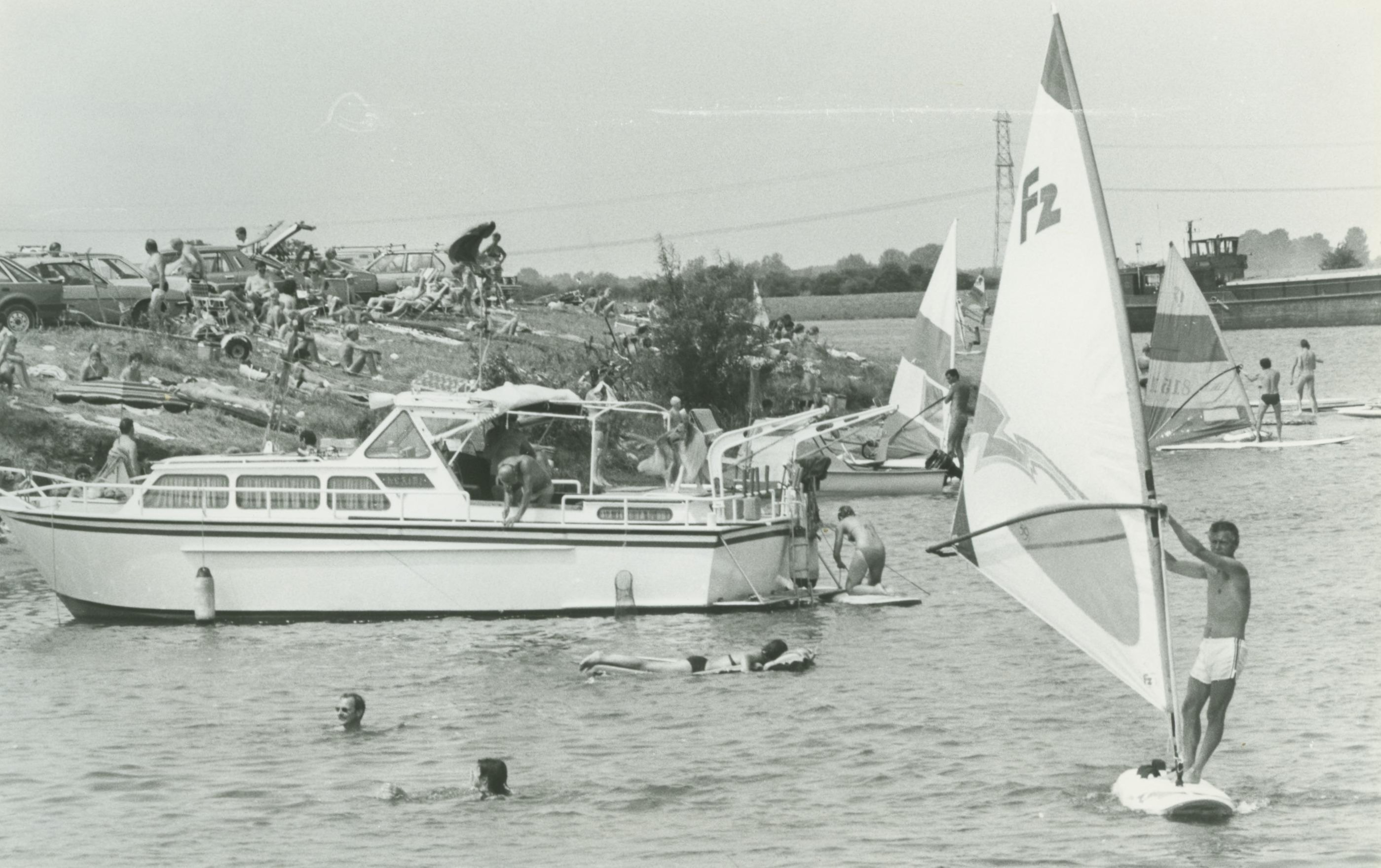 Boten op de Kraaijenbergse Plassen in Linden, 13 juli 1983. Bron: Fotostudio Jan Waarma.