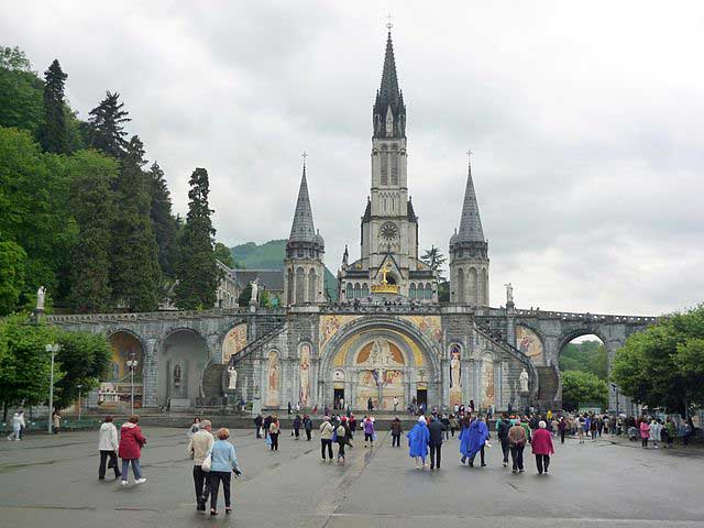 Basiliek van Lourdes (foto: Fczarnowski, 2010. Bron: Wikimedia commons)