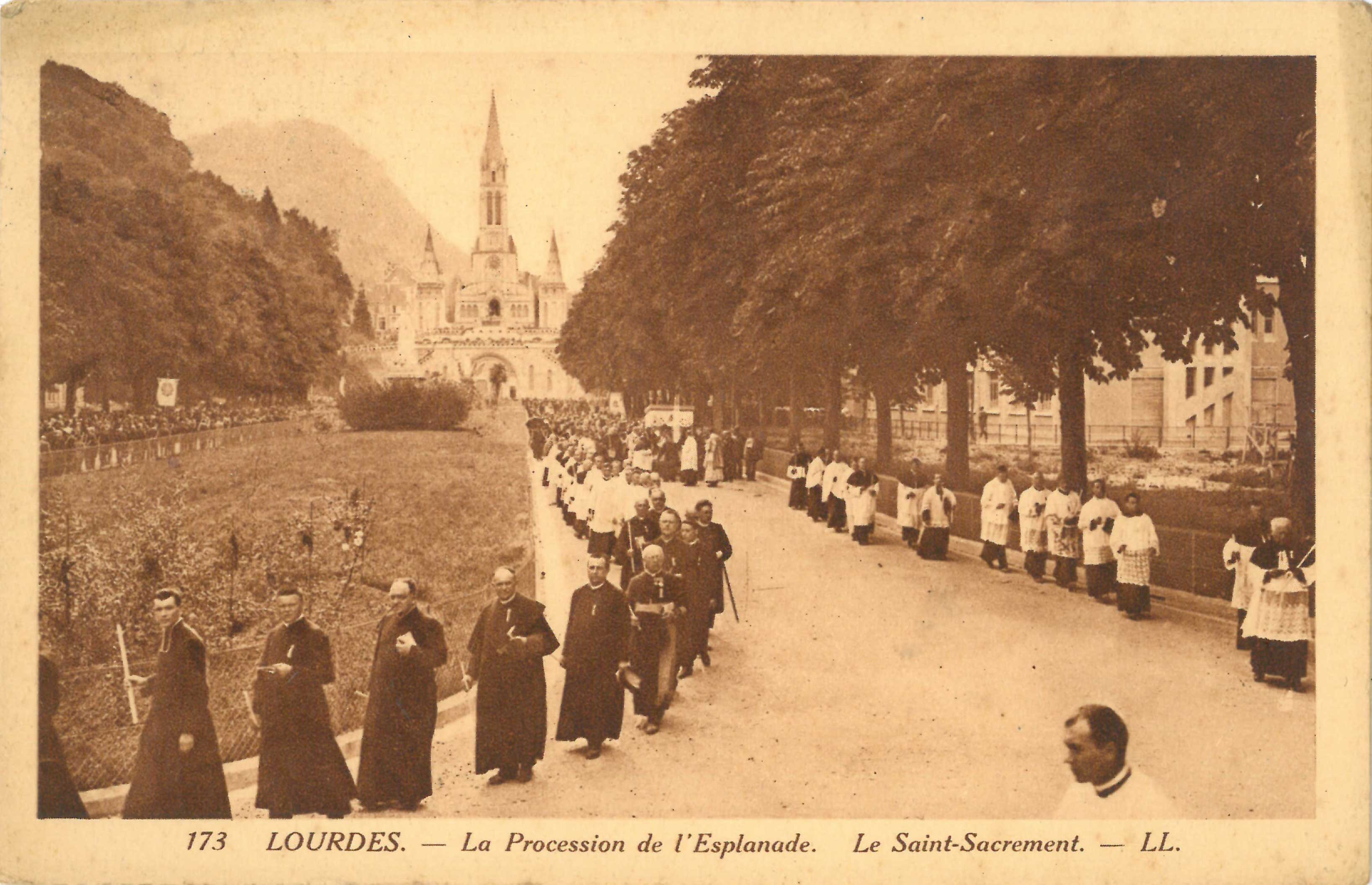 Lourdes, processie op de Esplanade