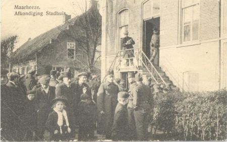 Veldwachter Van Gils op de trappen van het raadhuis, 1915 (uitgever: D. van List, bron: RHCe)