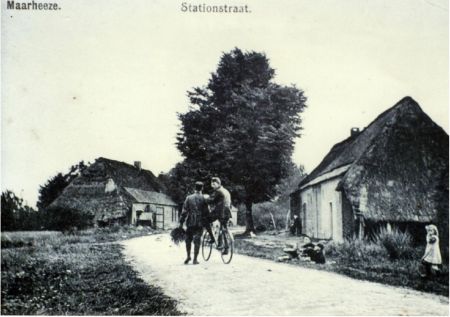 De stationsstraat, met links de boerderij van Beimans en rechts het huis van Van Kessel (Collectie Heemkundekring ‘De Baronie van Cranendonck’, RHC-Eindhoven)