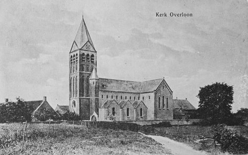De nog onverharde Venrayseweg met op de achtergrond de Overloonse kerk, 1915-1916 (Stichting de Oude Schoenendoos)