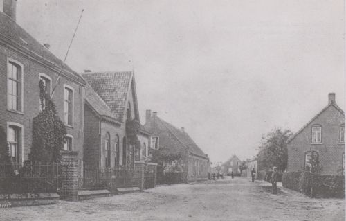 De Dorpsstraat, links het raadhuis te Maashees