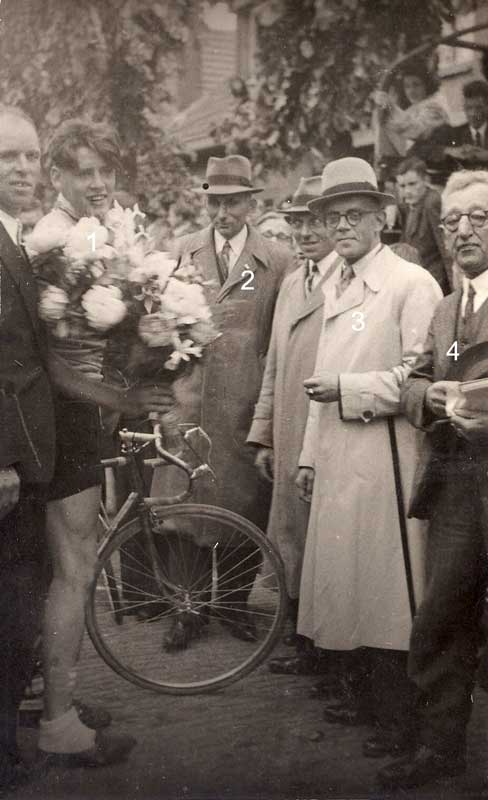 Op de foto: 1. Piet de Vries, winnaar van de eerste Ronde van Made na de oorlog 2. Frans Knoop 3. Burgemeester Christ Hermus 4. Coen de Koning, oud wereldkampioen schaatsen (foto: Jan Stoop)