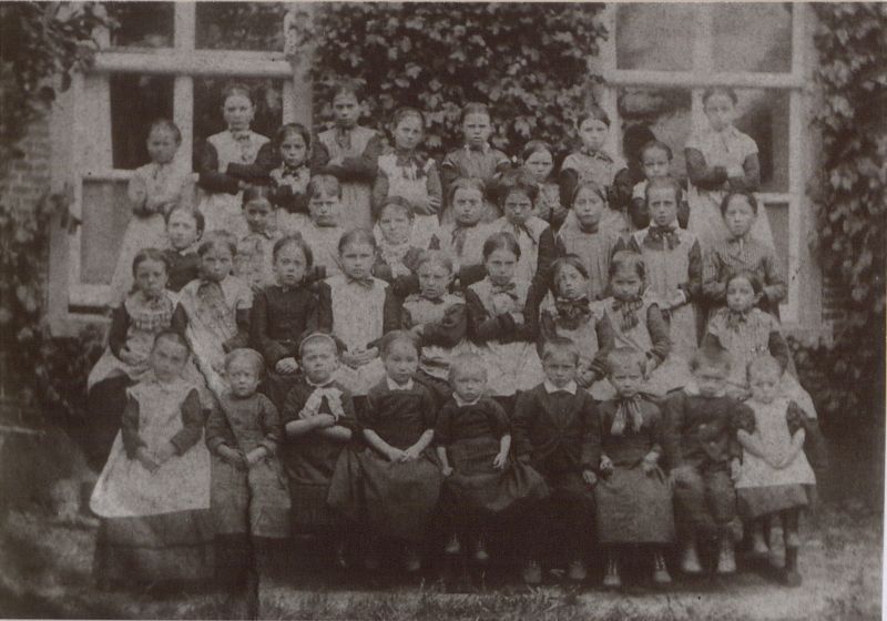 Millse schoolmeisjes rond 1890