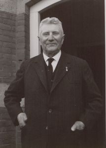 A.W. Van Hout op 90-jarige leeftijd (1967).  Wethouder, voorheen actief in de boterhandel, later hout- en klompenfabrikant