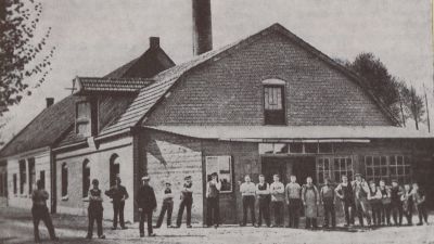 Klompenfabriek van Van Hout (ca. 1908)