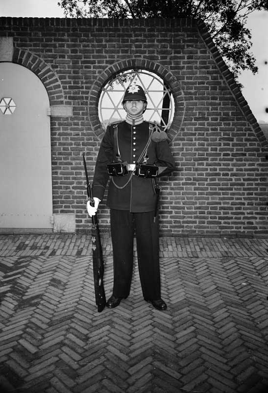 Marinier in nieuw galatenue, 1956 (bron: Nederlands Instituut voor Militaire Historie)