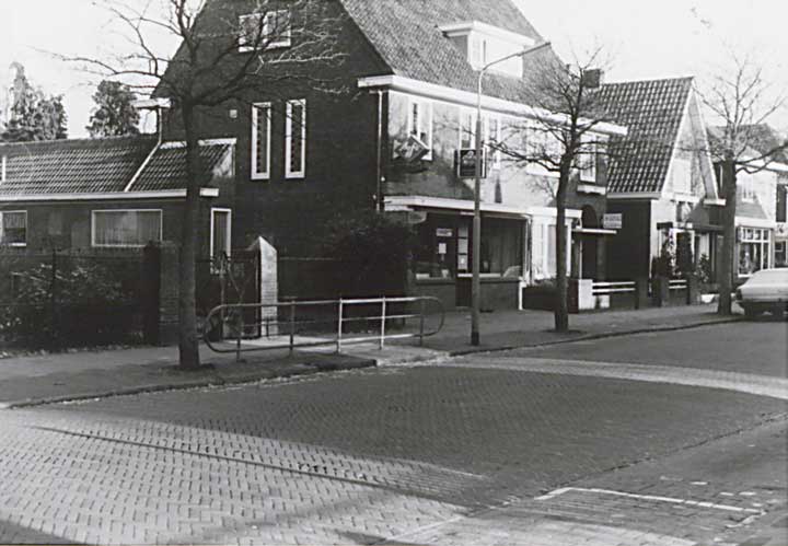 De poort waarachter het toegangspad naar de kleuterschool begon, 1977 (foto: Vera Delleman-de Kort; coll. BHIC fotonr. 1923-000609)