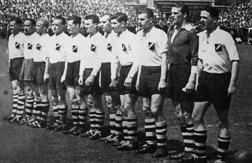 Voor de wedstrijd tegen Holland Sport, 1955. Foto Stadsarchief Breda