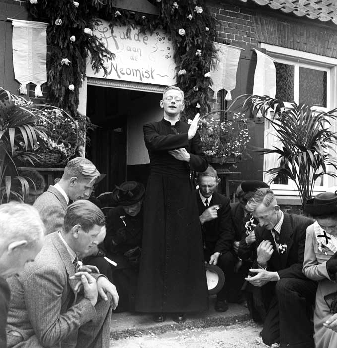 Zegening door neomist Van Weert in Schijndel, 1949 (Fotopersbureau Het Zuiden. BHIC fotonr. 1632-003998)