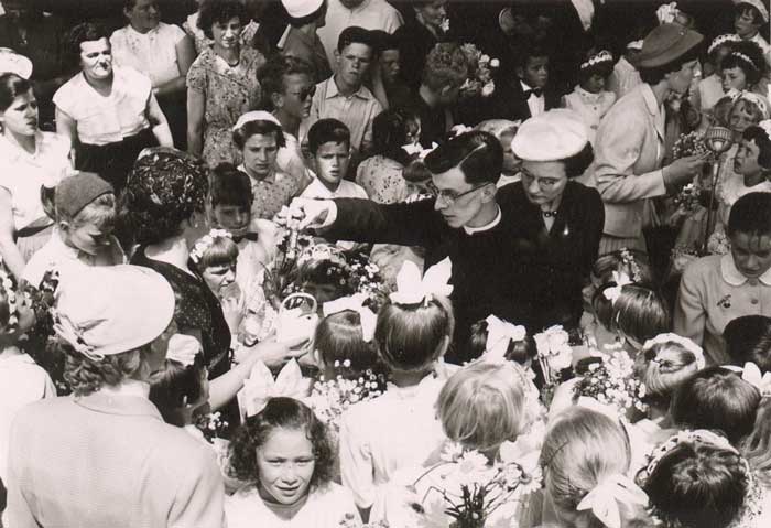 Neomist Ed van de Mortel deelt snoep uit, Sint Anthonis 1957 (Foto Jan Waarma. BHIC, fotonr. ANT0115)