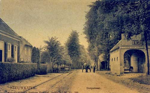 Nieuwkuijk, Dorpstraat, in westelijke richting, ca. 1910 (Salha, vlm08705)