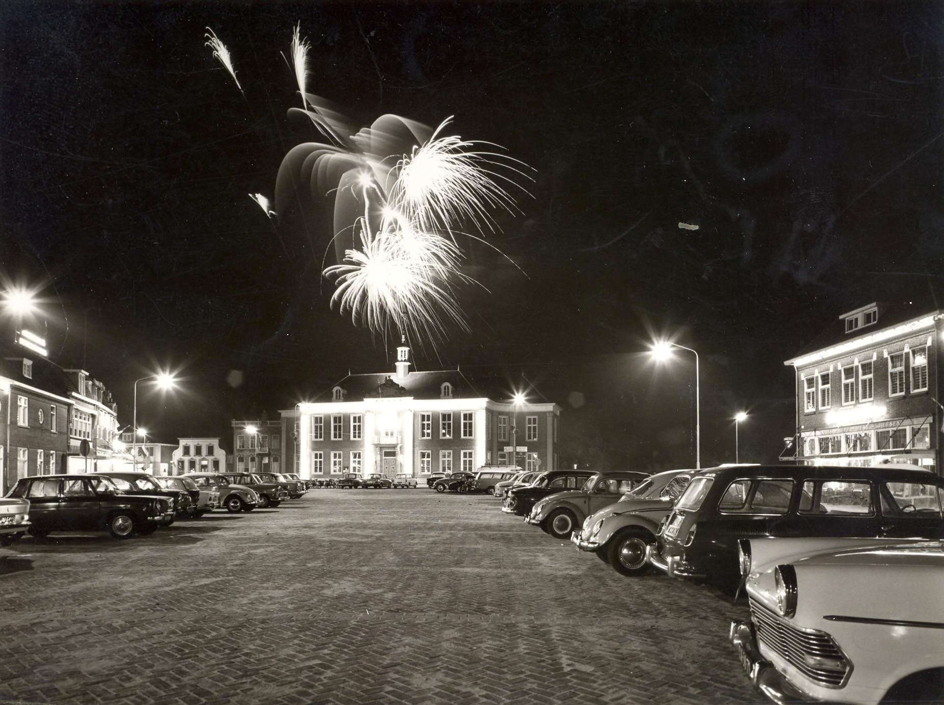 Vuurwerk boven de Markt in Veghel. Foto Harry van Liempd, collectie BHIC, nr. BCV5496