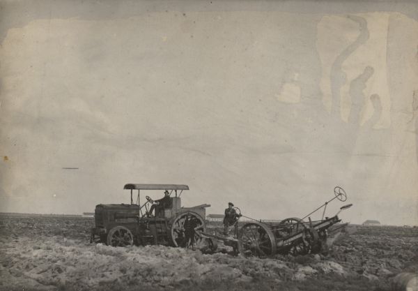 Stoomploeg waarmee gedeeltelijk de gronden in de ontginningen door de Heidemij werden geploegd, 1909