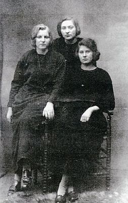 Ons moeder, zittend rechts, met haar nichten Christien en Anna.